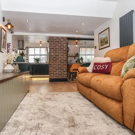 Old 1 Bed Apartment *